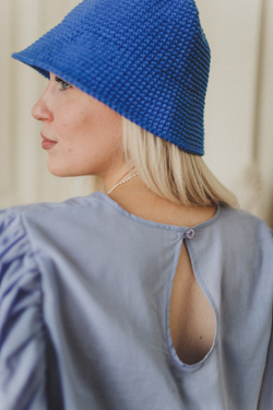 Блузка с рукавами-фонариками и капелькой на спине из батиста василькового цвета