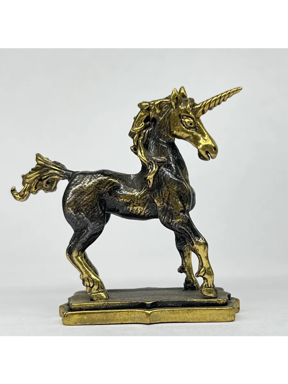 Бронзовая статуэтка на янтаре