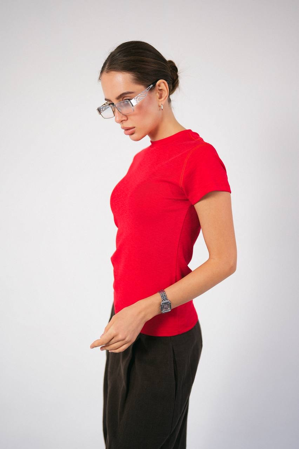 Базовая однотонная футболка в премиум качестве облегающего силуэта