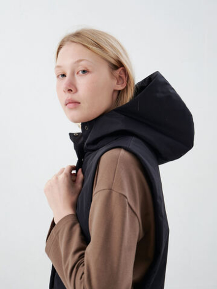 Жилет с капюшоном со стропами черный