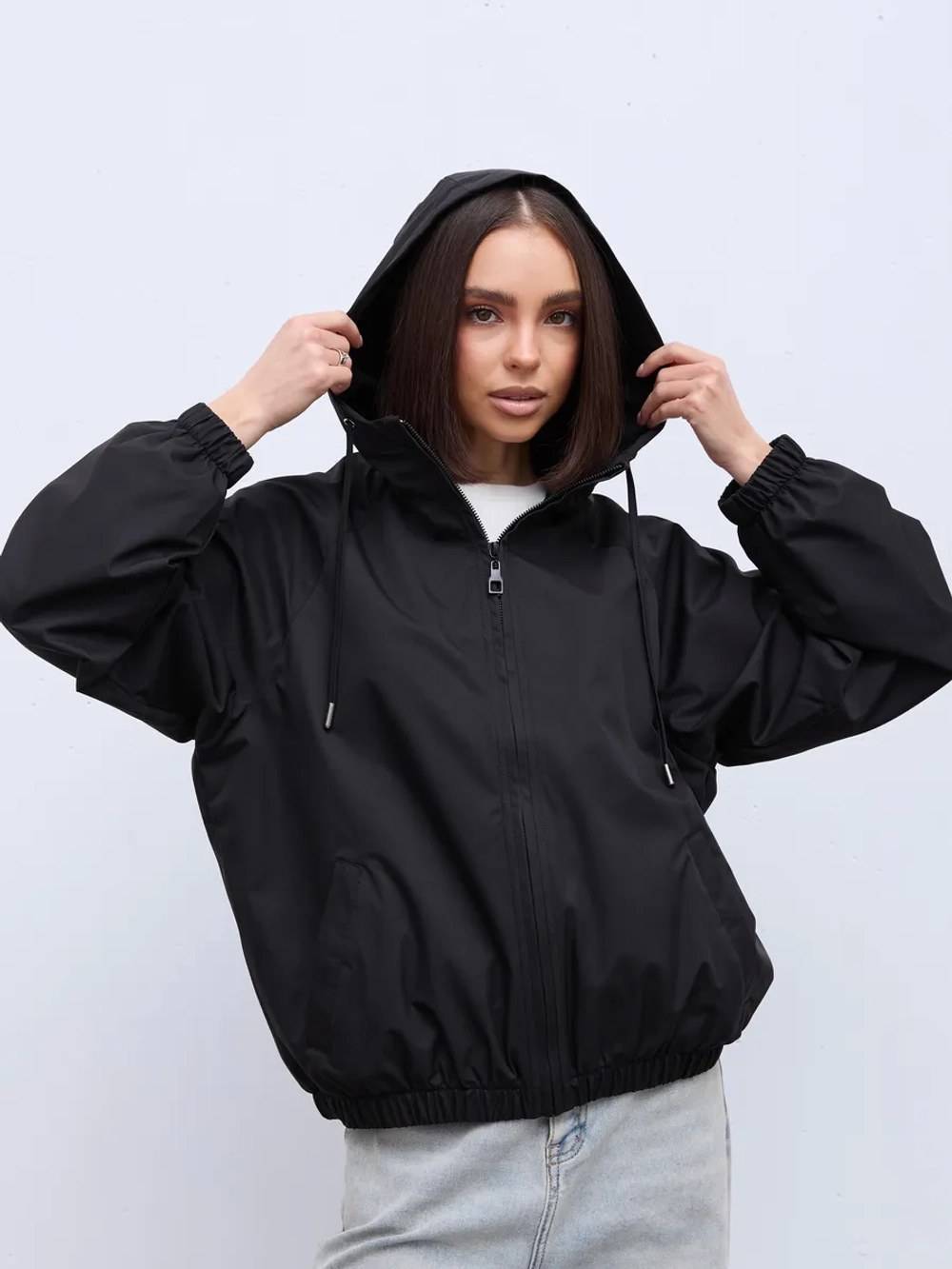 Ветровка с капюшоном