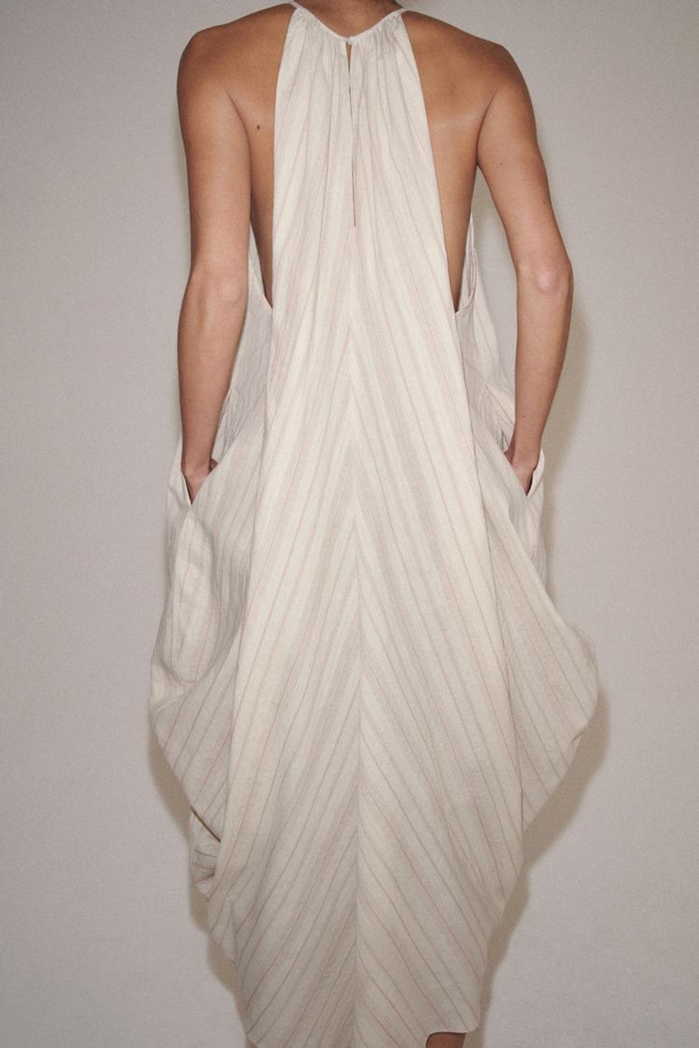 ZARA ПЛАТЬЕ ИЗ СМЕСОВОГО ЛЬНА С ГОРЛОВИНОЙ ХАЛТЕР — ZW COLLECTION, ПОЛОСКИ