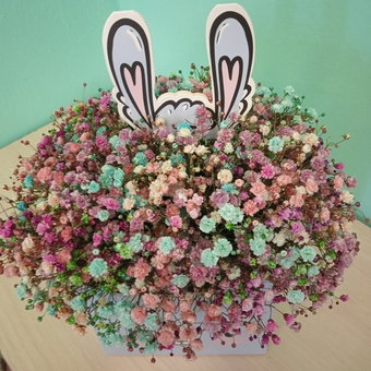 Композиция гипсофила в коробке Милый зайка