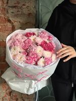 Букет из кустовых пионовидных роз, одноголовой розы, диантусов и хризантемы в розовом оттенке