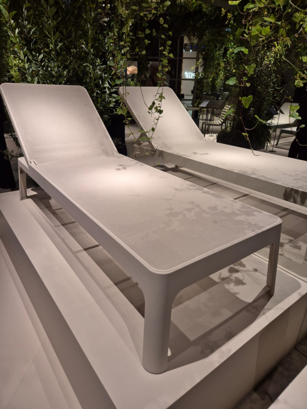 Шезлонг лежак пластиковый Nardi Plano, бежевый