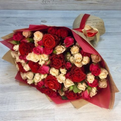 Букет из 29 веточек кустовых роз