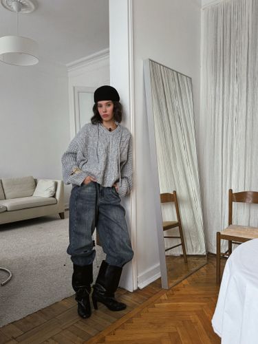 Серый вязаный свитер с капюшоном