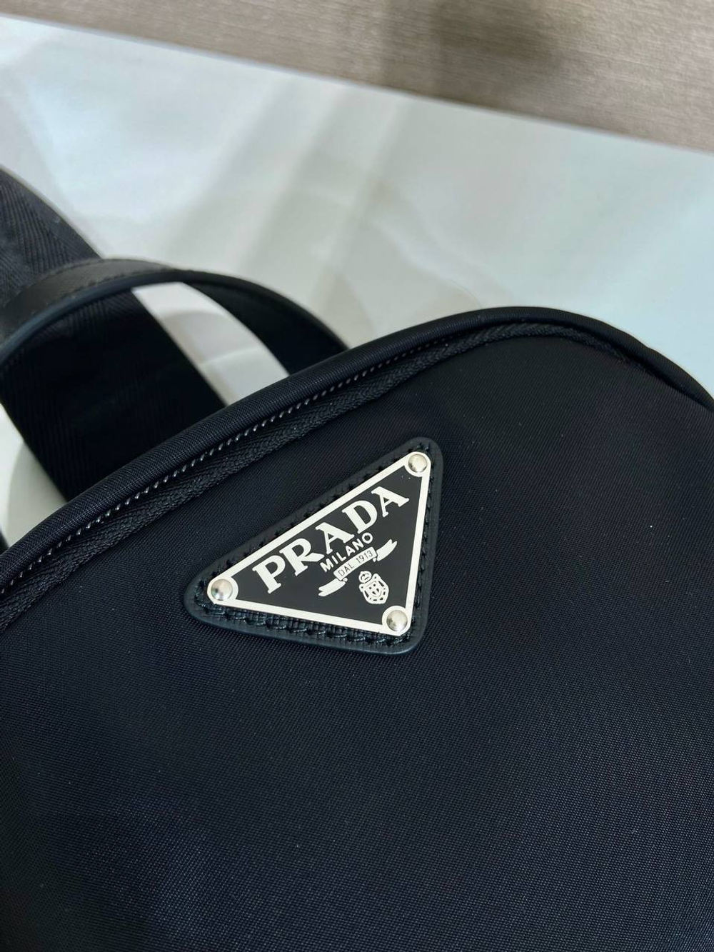 Сумка-слинг Prada