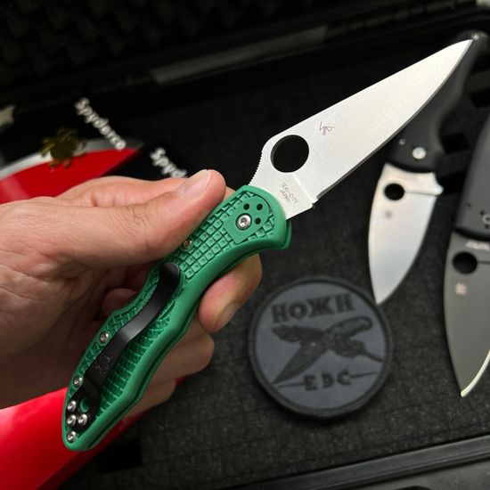 Нож складной Spyderco Delica Flat Ground Green C11FPGR c клинком из стали VG-10, рукоять FRN