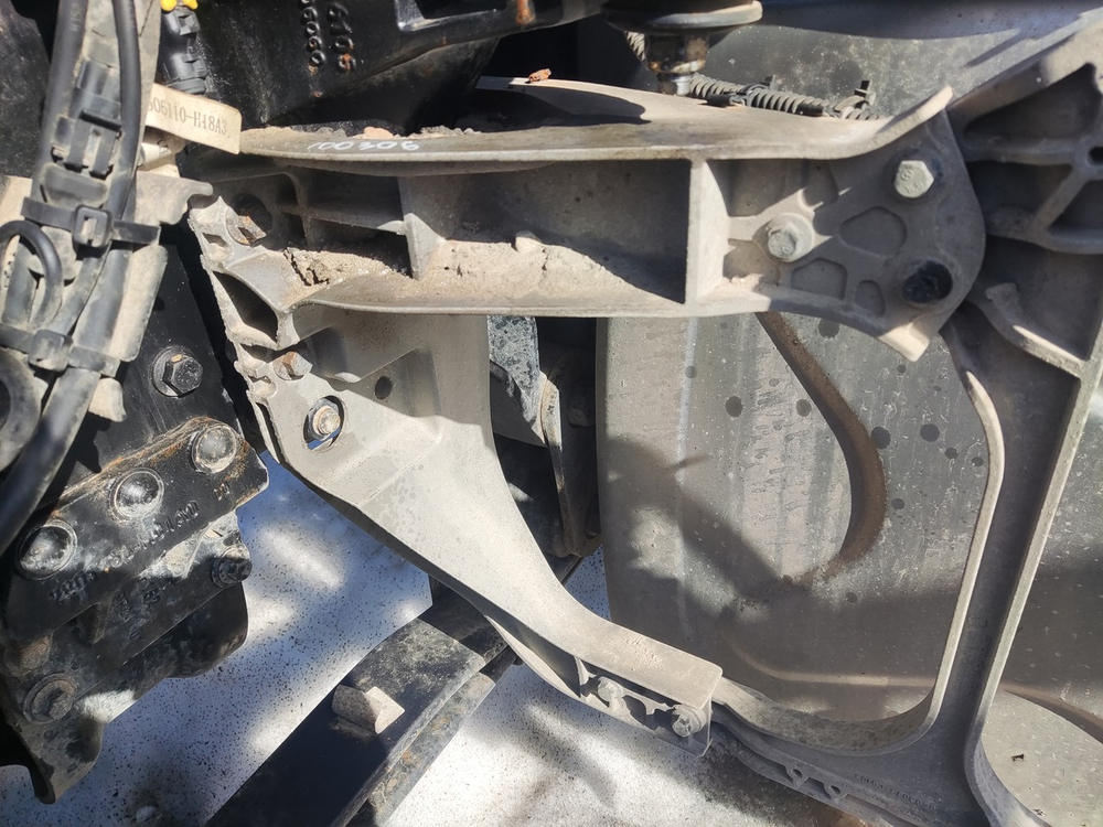 Кронштейн крыла переднего левого 2023г