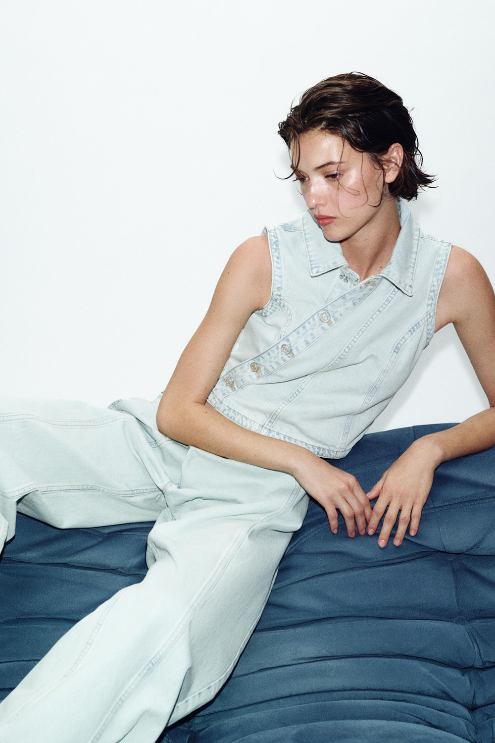 ZARA ДЖИНСОВЫЙ ЖИЛЕТ Z1975 ВНАХЛЕСТ, ГОЛУБОЙ