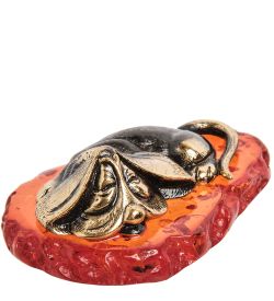 Народные промыслы AM-1295 Фигурка «Спящий Бассет» (латунь, янтарь)