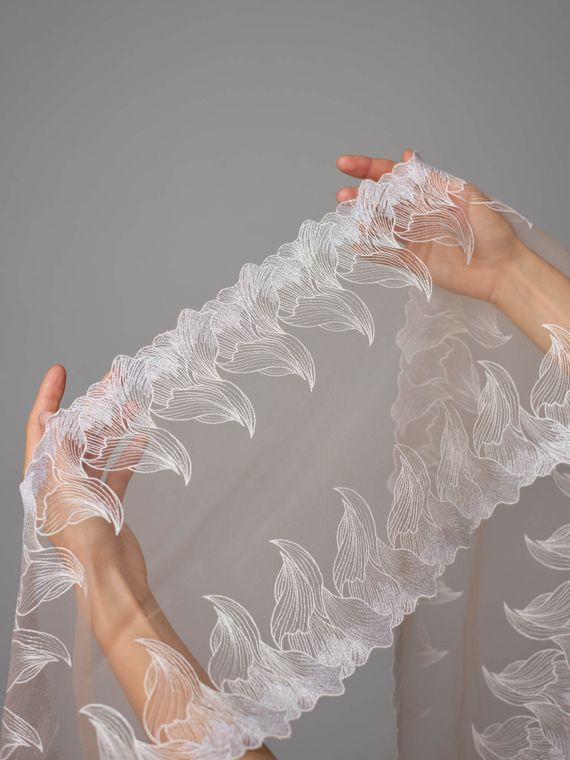 05-176 Вышивка на неэл. сетке 25 см, бежевый 775 /айвори 004/ серебро