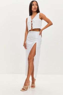 Юбка прямого кроя с разрезом из шитья белого цвета