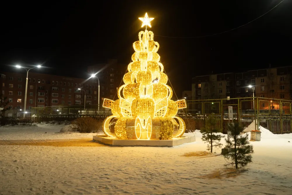 Светодиодная елка из подарочной ленты