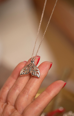 Кулон на цепочке "Хвост кита"