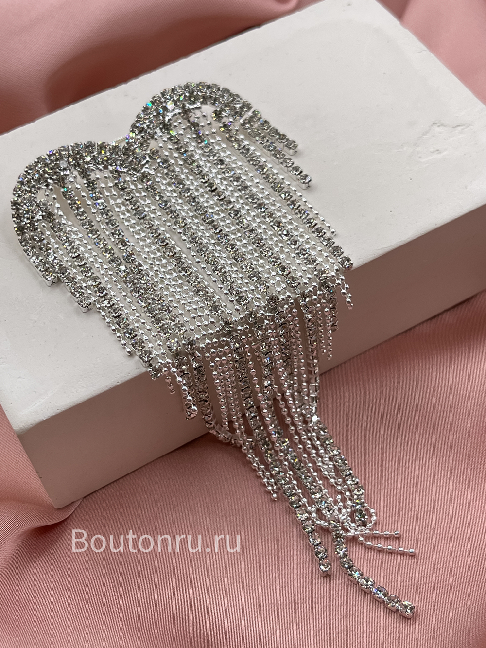 Брошь в форме сердечка с монилью и стразовой бахромой