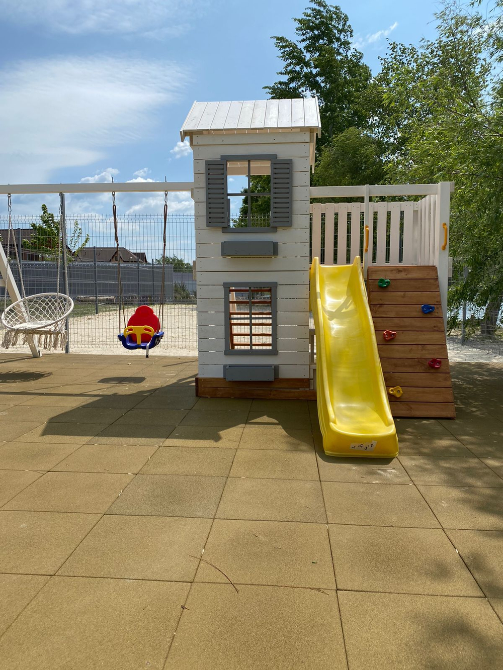 Домик с открытой верандой и качелями гнездо