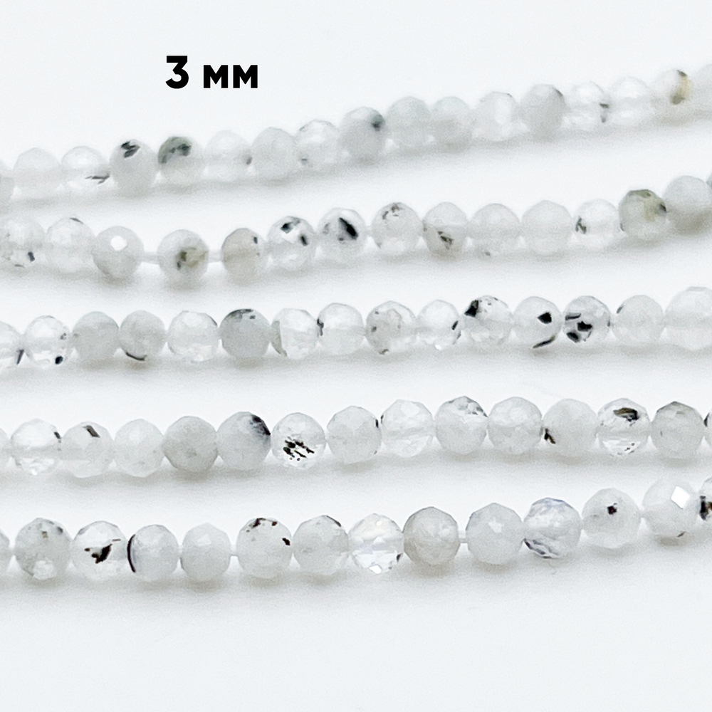 Лунный камень с включениями граненый, размер около 2,6-2,9 мм, цена за 69-70 шт (1/2 нити)