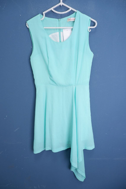 Платье красивого оттенка 42 размер