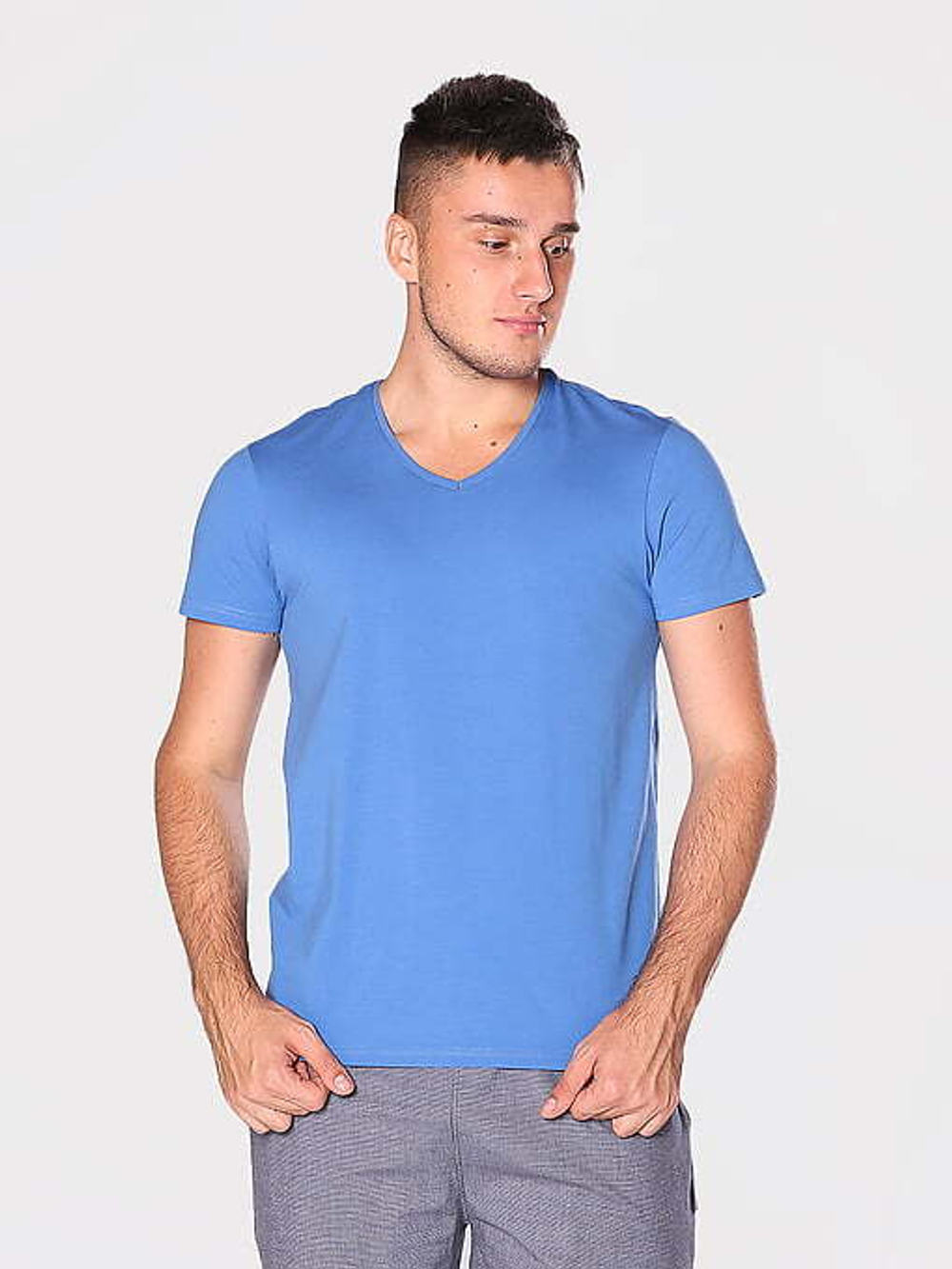 Футболка мужская с V-образным вырезом голубой