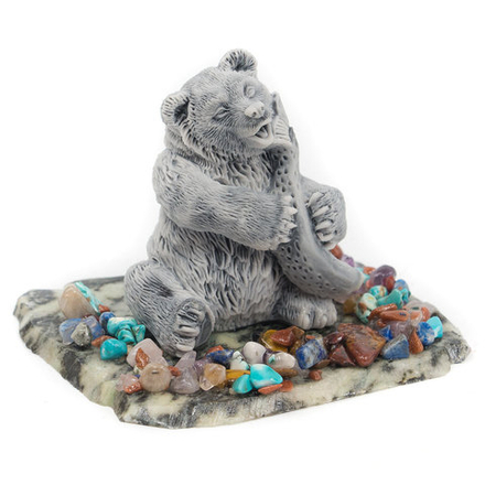 Сувенир из мрамолита "Медведь с рыбой" R117050