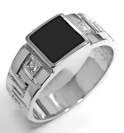 Ювелирное мужское кольцо из серебра ,вставка оникс имитированный,фианиты