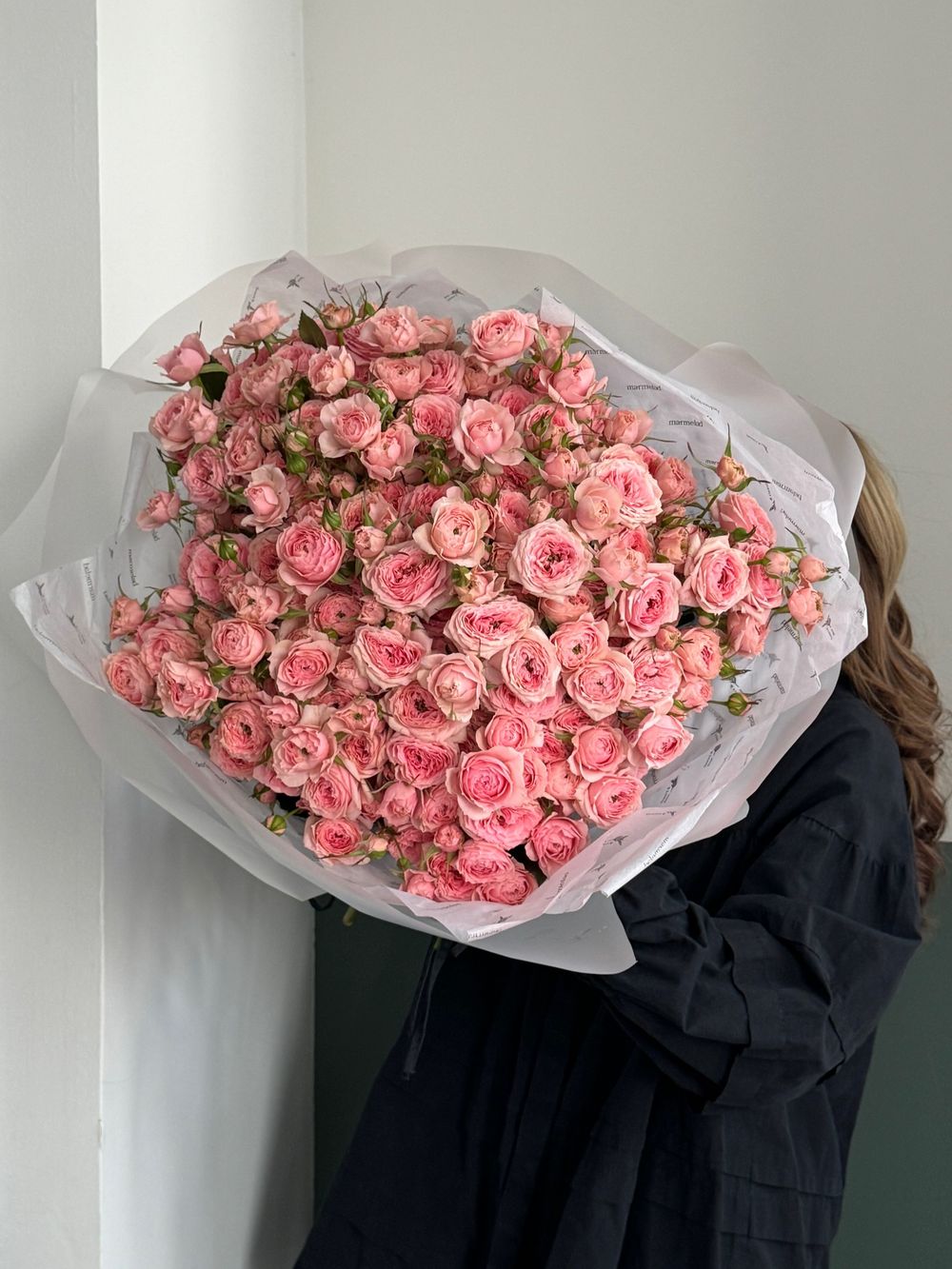 Гранд-букет из нежных, кустовых пионовидных роз