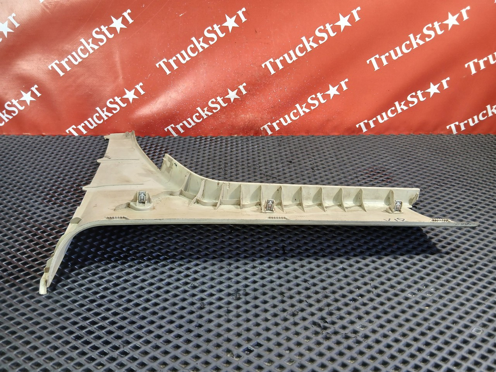 Накладка стойки задней левой