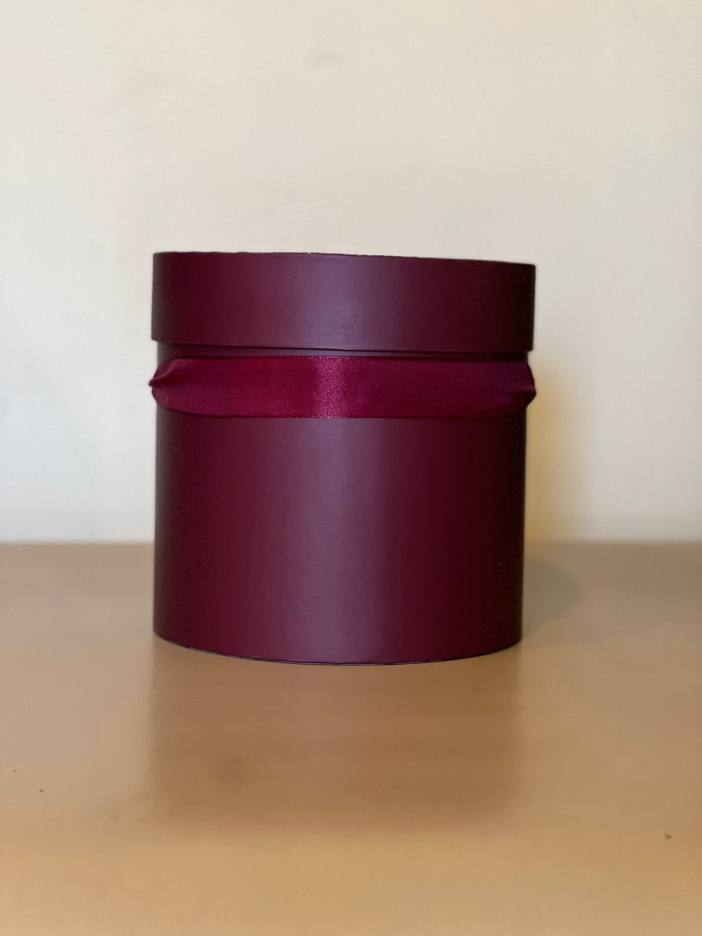 Шляпная коробка эконом 14 см . Цвет; Бордовый . Розница 350 рублей .