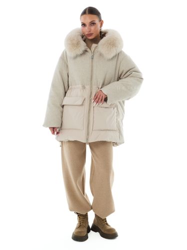 Комбинированный пуховик бежевого цвета с мехом песца