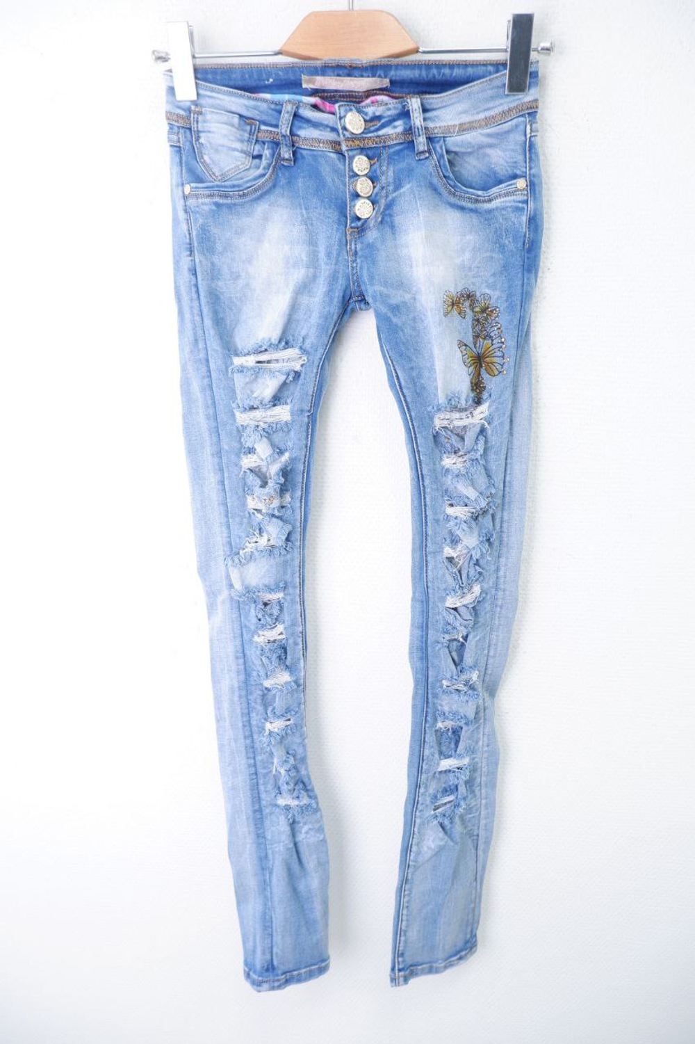 Джинсы "рваные" с бабочками 44 размер