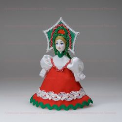 Малая подвесная кукла в большом кокошнике