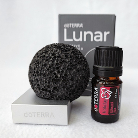 Набор dōTERRA «Волшебное полнолуние» диффузор Lunar и смесь «Холидей Лав» (5 мл)
