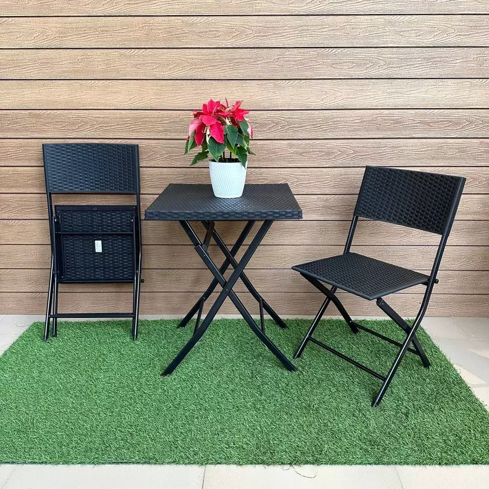 Набор складной садовой мебели "RATTAN" от OLA DOM. 2 стула и стол. Цельнолитая спинка и сиденье на металлическом каркасе.