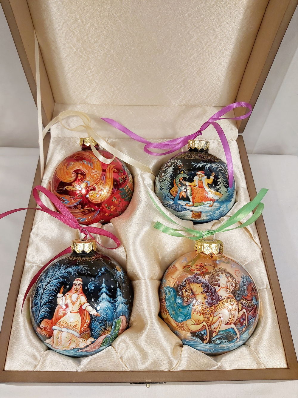 Сувенирный набор из 4-х новогодних шаров с ручной росписью "Сказки"
