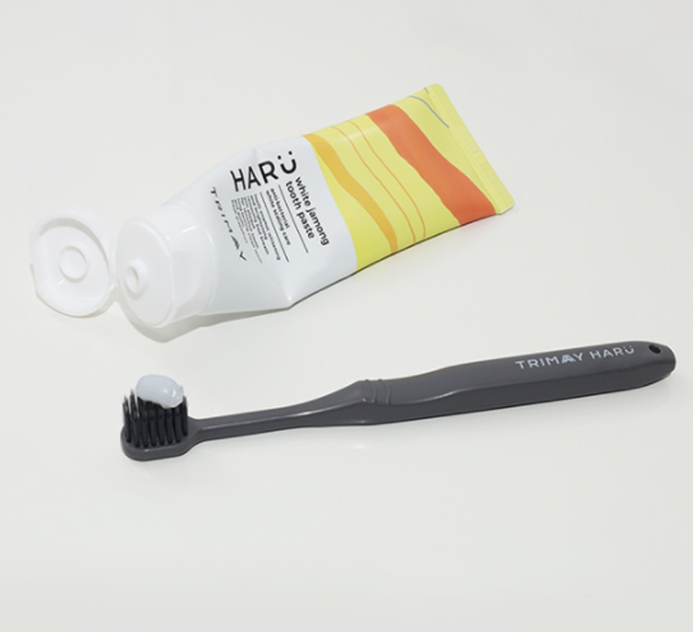 Зубная щетка с угольным напылением TRIMAY HARU Charcoal Toothbrush