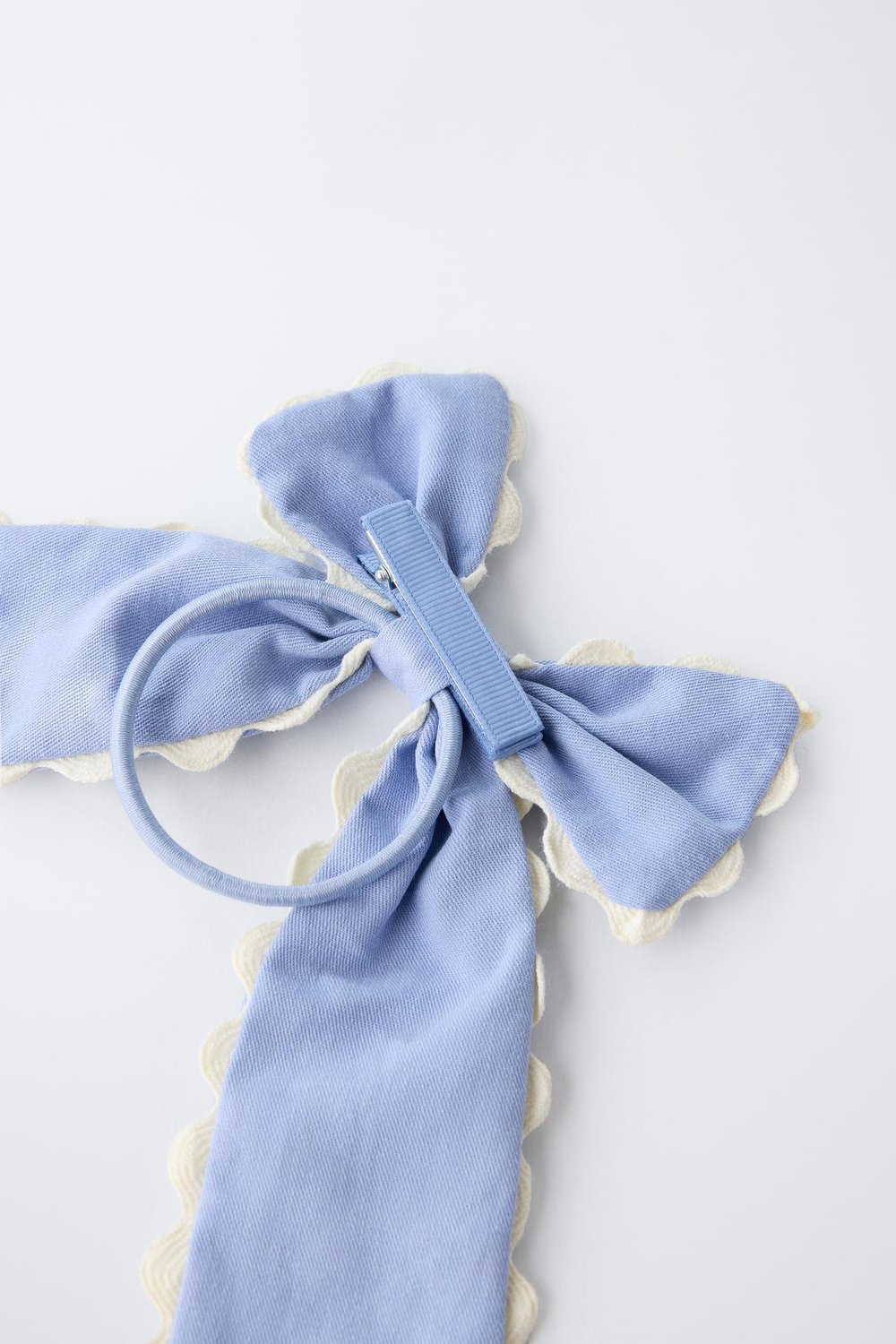 ZARA РЕЗИНКА ДЛЯ ВОЛОС С БАНТОМ И ВОЛНИСТОЙ ОТДЕЛКОЙ, ЭКРЮ/СИНИЙ