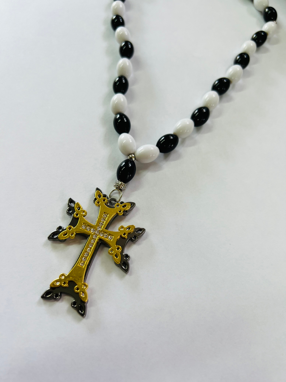 Игрушка-Подвеска на зеркало заднего вида - ЧЕТКИ ЭМАЛЬ Бело-Черные - КРЕСТ МЕТАЛЛ 2D зол-сер (страз)