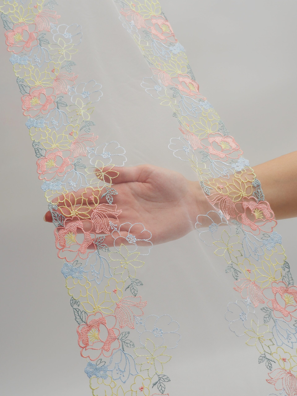 Вышивка на сетке белая с мультиколор неэластичная ширина 26 см ОТРЕЗ