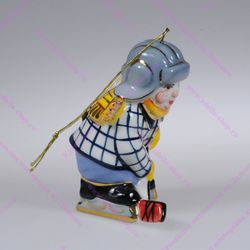 Фарфоровая ёлочная игрушка "Мальчик с клюшкой"