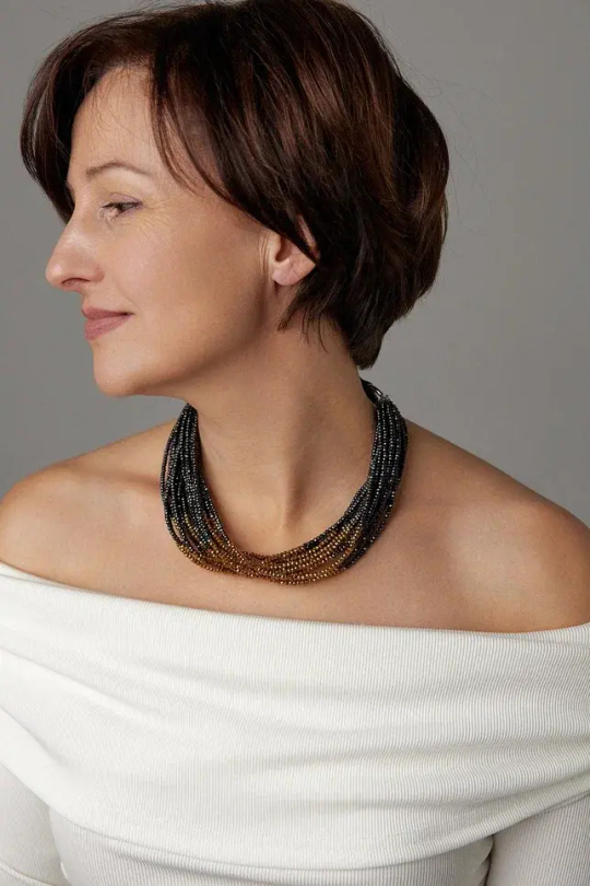 Колье биколор из венецианского бисера на кожаной застежке, цвета черный и золото