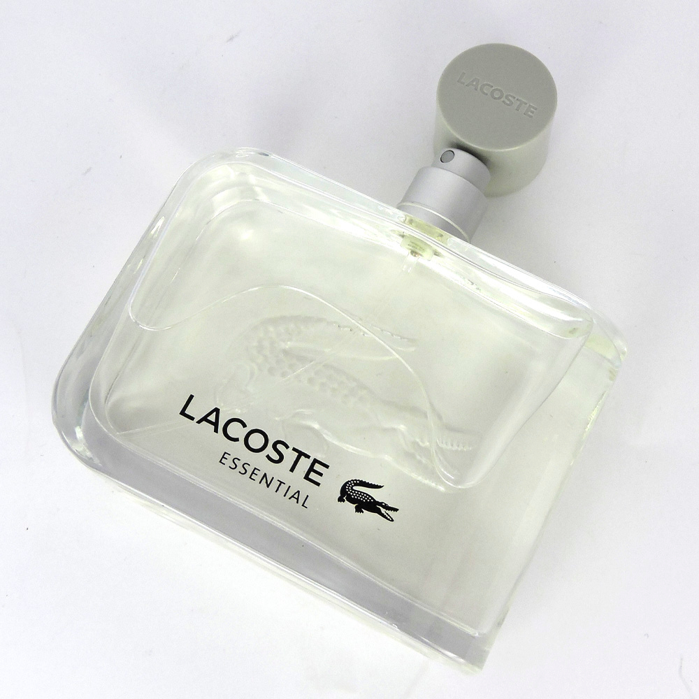 Lacoste Essential — туалетная вода для мужчин.