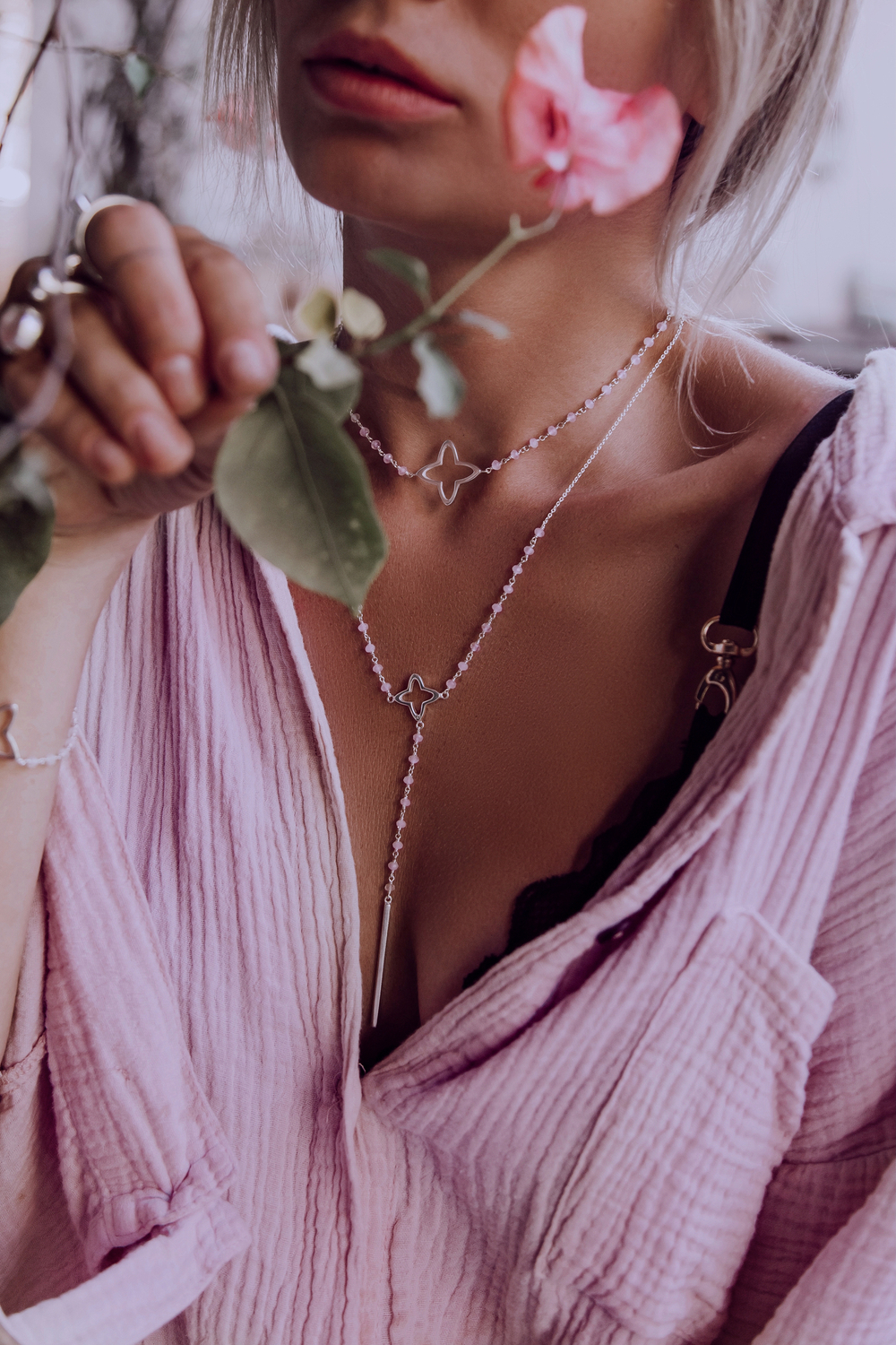 Колье-галстук «Клевер» с бусинами из розового кварца