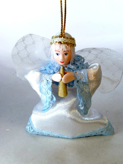 Кукла-подвеска "Летящий ангелочек с трубой"