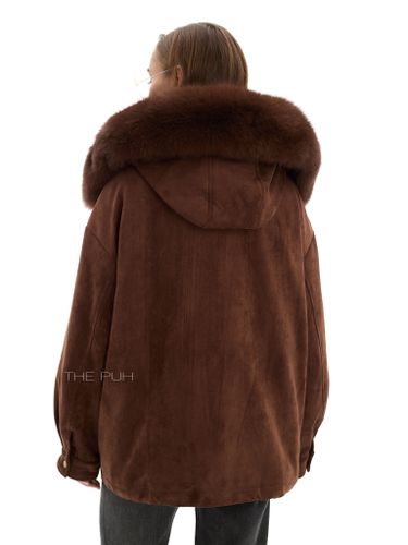 Объемная парка коричневого цвета из замши