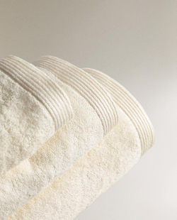 ZARA HOME ПОЛОТЕНЦЕ ИЗ СМЕСИ ХЛОПКА И ШЕЛКА С КАЙМОЙ, ЦВЕТ СЛОНОВОЙ КОСТИ