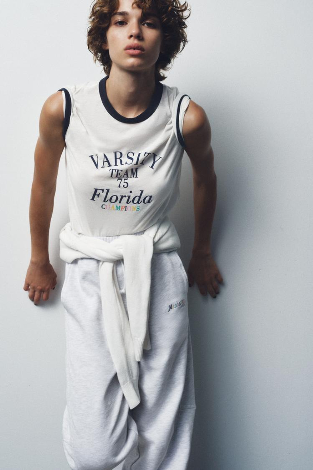 ZARA ФУТБОЛКА ИЗ ЖАККАРДОВОЙ ТКАНИ С НАДПИСЬЮ, ЖЕЛТОВАТО-БЕЛЫЙ