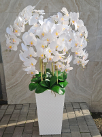 Искусственные Орхидеи белые люкс 7 веток 120см в белом кашпо ротанг 51см