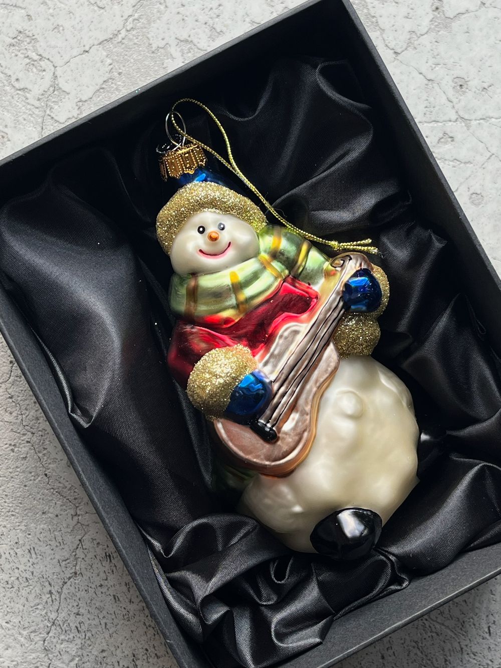 Новогодняя игрушка Снеговик музыкант с гитарой стекло